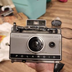 Old vintage Polaroid camera (doesn't work)