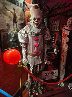 Pennywise the clown - 6 1/2 ft tall