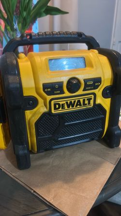 DEWALT  20-Volt Max Compact Corded/Cordless Worksite Radio