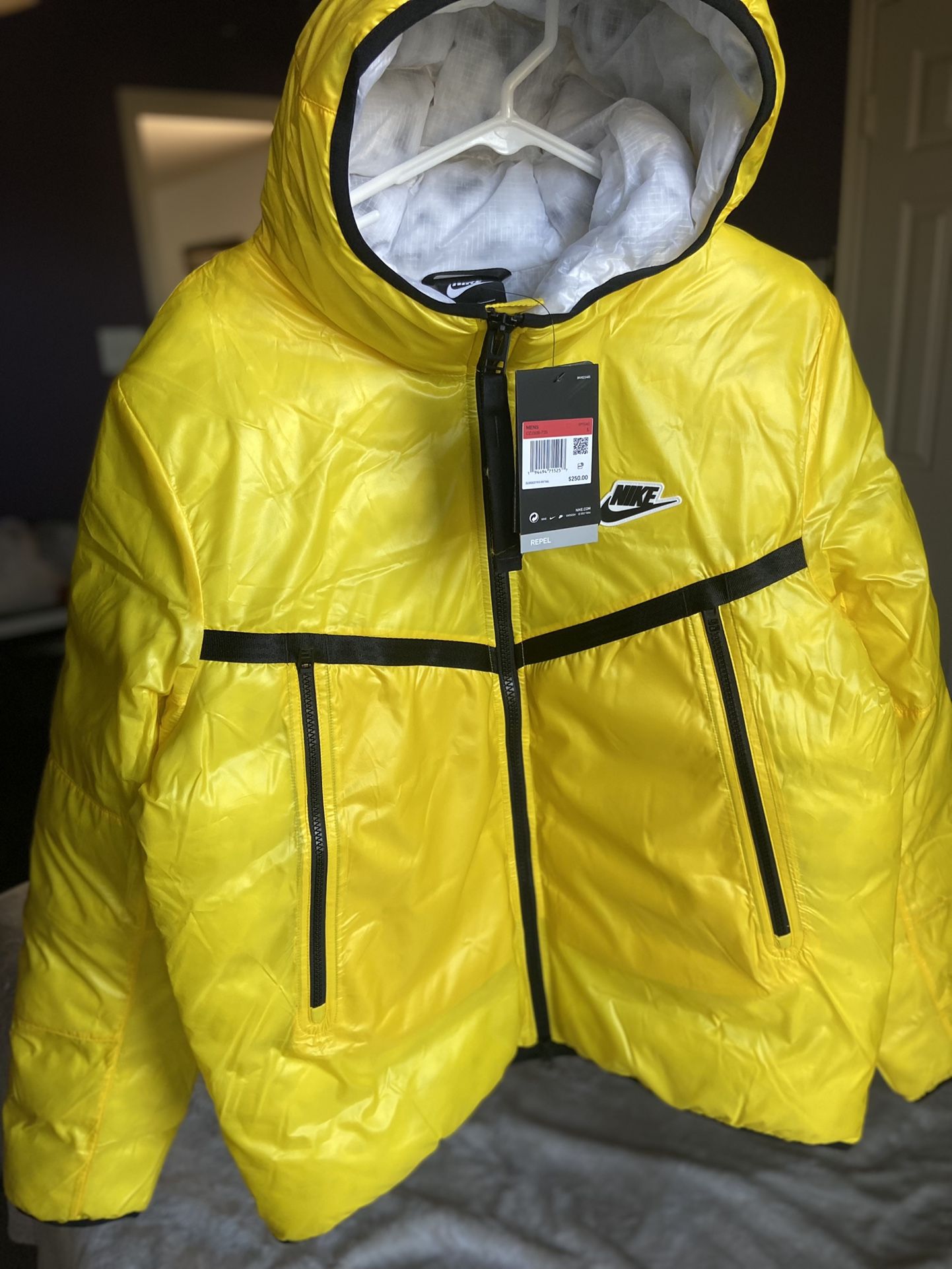 Nike Sportswear Puffer Bubble Thermore Repel Yellow Synthetic-Fill Jacket- Large