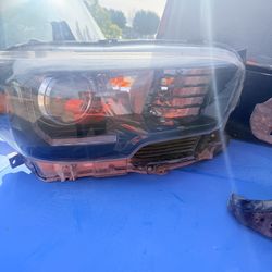 Toyota Tacoma head lights 2017