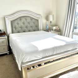 bedroom set including a bed, dresser with mirror