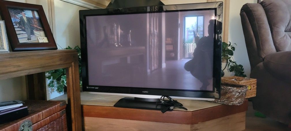 VIZIO TV  46 INCH