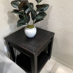 2x end Tables Ashley furniture 