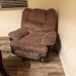 📌 FOR SALE — Recliner Chair — $50 OBO (Hemet, CA)