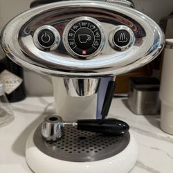Illy Espresso Machine with Milk Frother