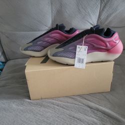 Yeezy 700 Fade Carbon New