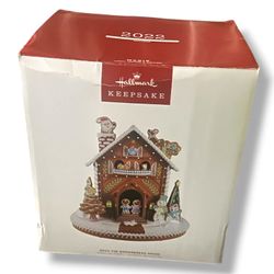 Hallmark 2022 DECK THE GINGERBREAD HOUSE Musical Tabletop Christmas Decoration