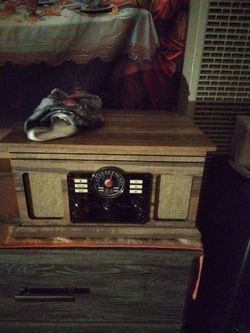 Victoria, cd,cassette turntable,radio player