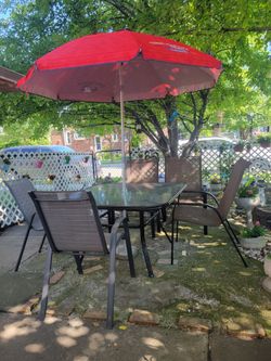🪑🏖️🏊‍♀️Outdoor Table Glass Top set.. comes with 5  chairs and   umbrella & umbrella Stand 
🪑🏖️🏊‍♀️.....,,,