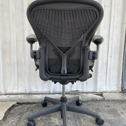 HERMAN MILLER CLASSIC AERON SIZE A 2ND GENERATION CHAIR IN GOOD CONDITION ALL AROUND DELIVERY AVAILABLE FOR A FEE