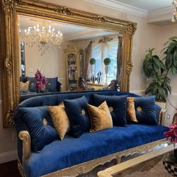 Very  Beautiful gorgeous custom-made Victorian tufted sofa with the beautiful pillows