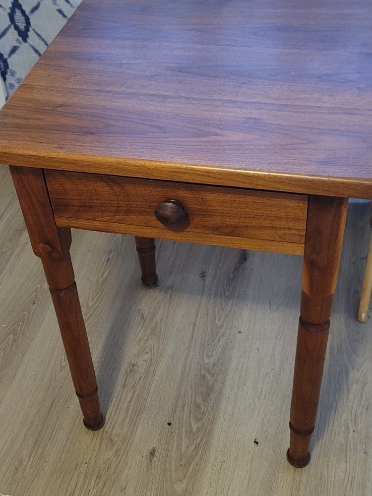 CLASSIC WOODEN SIDE TABLE W DRAWER