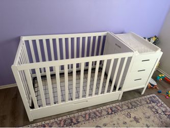 Crib 4 in 1 convertible. With changing table and drawers.