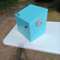 Perma STEEL RETRO STYLE COOLER CHEST