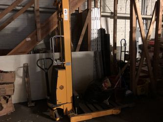 Uline straddle stacker