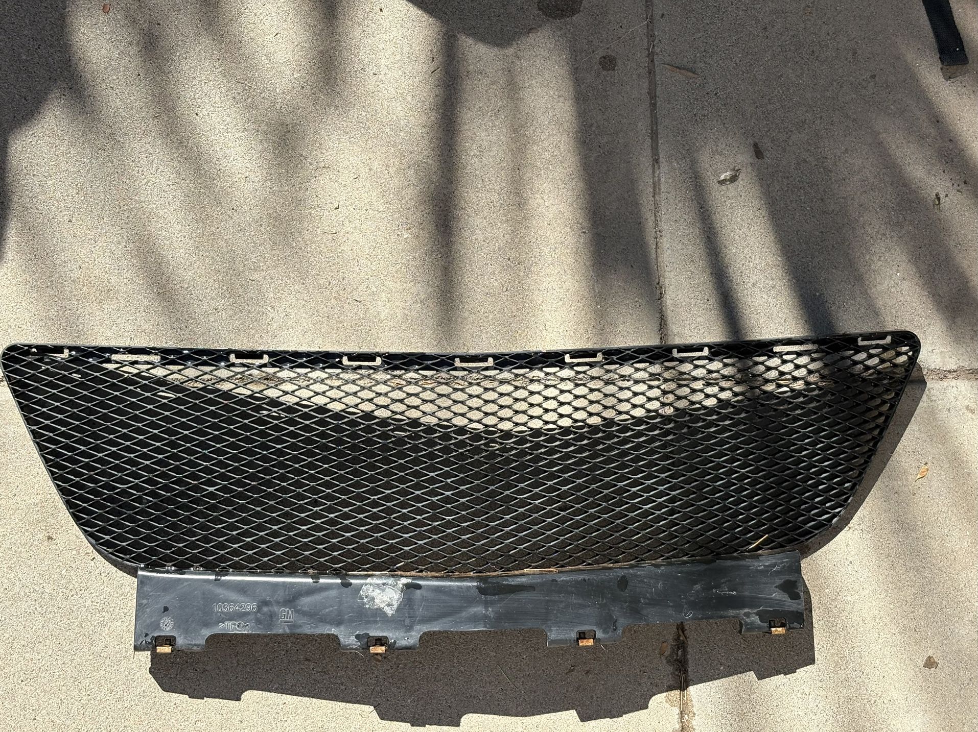 OEM GM 10364296 Lower Front Bumper Grille – Fits 2007–2010 Saturn Sky (Base & Red Line)