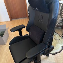 Secretlab Titan Evo 2022 Gaming Chair - Excellent Condition