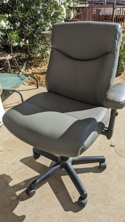 FREE VERY COMFORTABLE SWIVEL CHAIR!!!