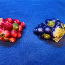 Adorable Vintage Hand Painted Ceramic Burgundy And Purple Grape Cluster Salt & Pepper Shakers 
