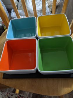 Like New 4 Bowls Set