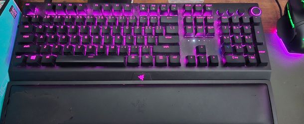 Razer Full-Size Mechanical Gaming Keyboard Mouse plus Dock kitty Headset