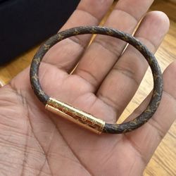 Louis Vuitton  Confidential Bracket