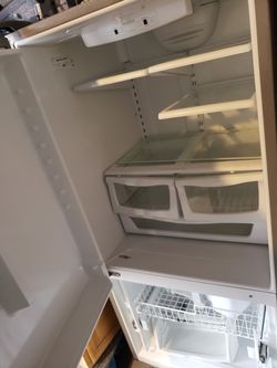 botton freezer GE need botton door need to be fix..$100