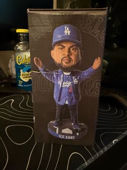 Ice cube bobble head