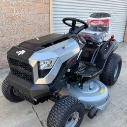 MURRAY GAS 42"IN RIDING LANW TRACTOR LIKE NEW 