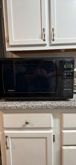Panasonic 1.6-cu. ft. 1250W Countertop Microwave with Inverter Technology, Black