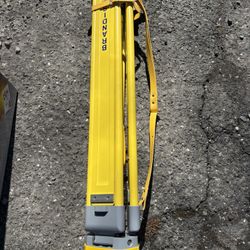 Heavy-Duty Wood & Metal Survey Tripod – Flat Head, Yellow/gray Contractor Grade