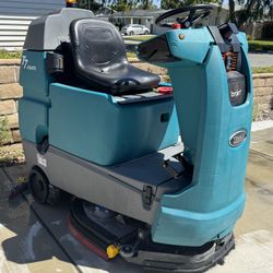 Tennant T7 Ride On Floor Scrubber 