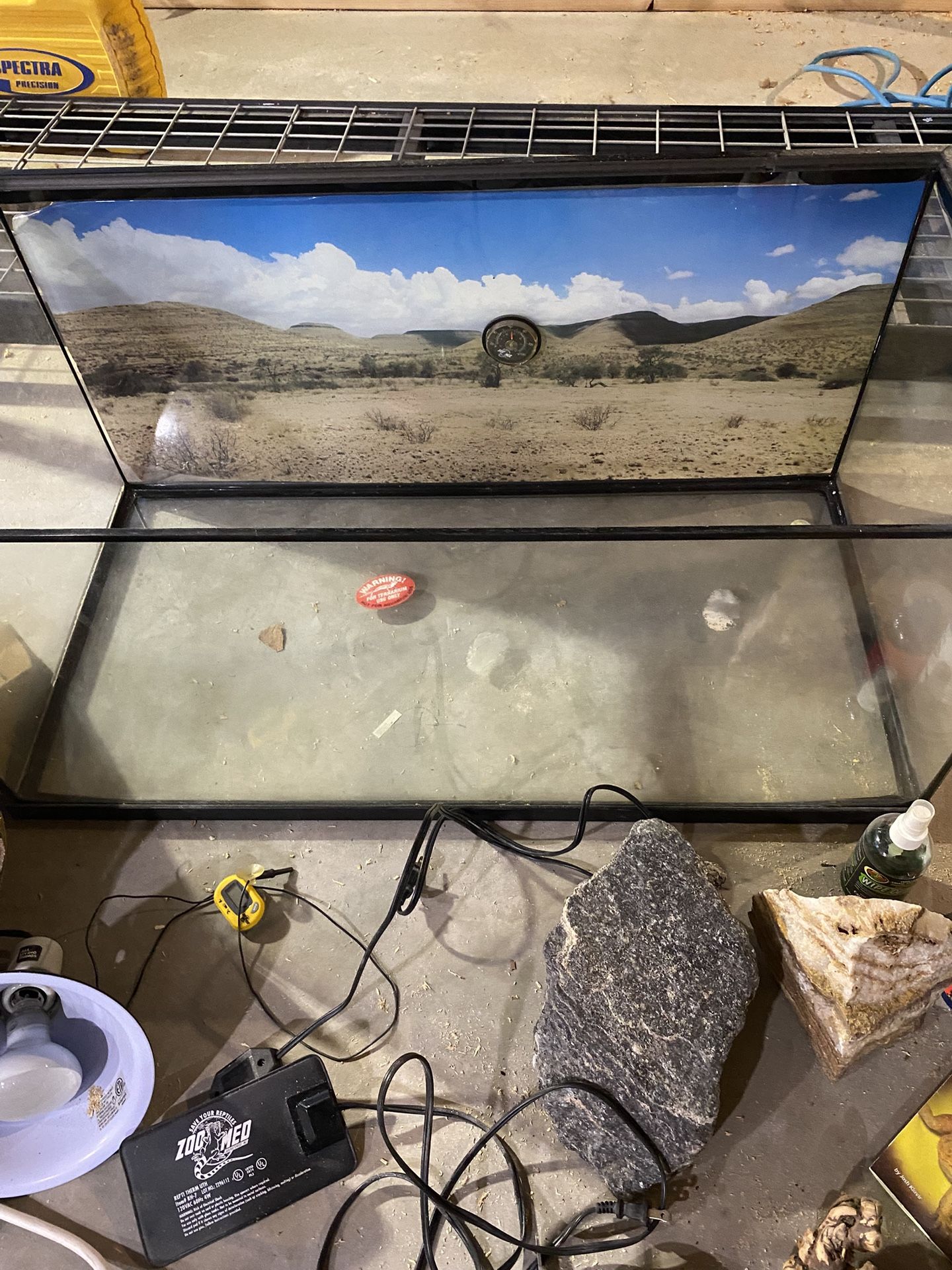 Lizard Cage with Items