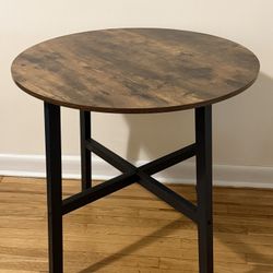 Round dining table