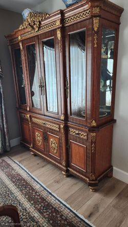 Beautiful Classic Two-Piece Hutch