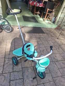 Schwinn Trike  With stirable  push bar