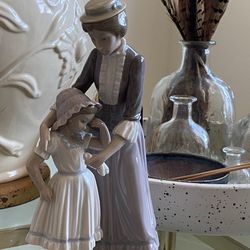 Lladro Solace Mother Comforting Daughter Figurine #5142