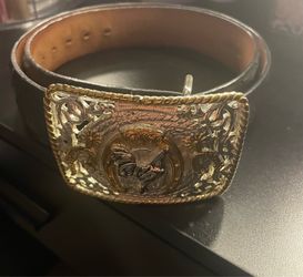 Cinto de piel de avestruz con evilla de Gallo
