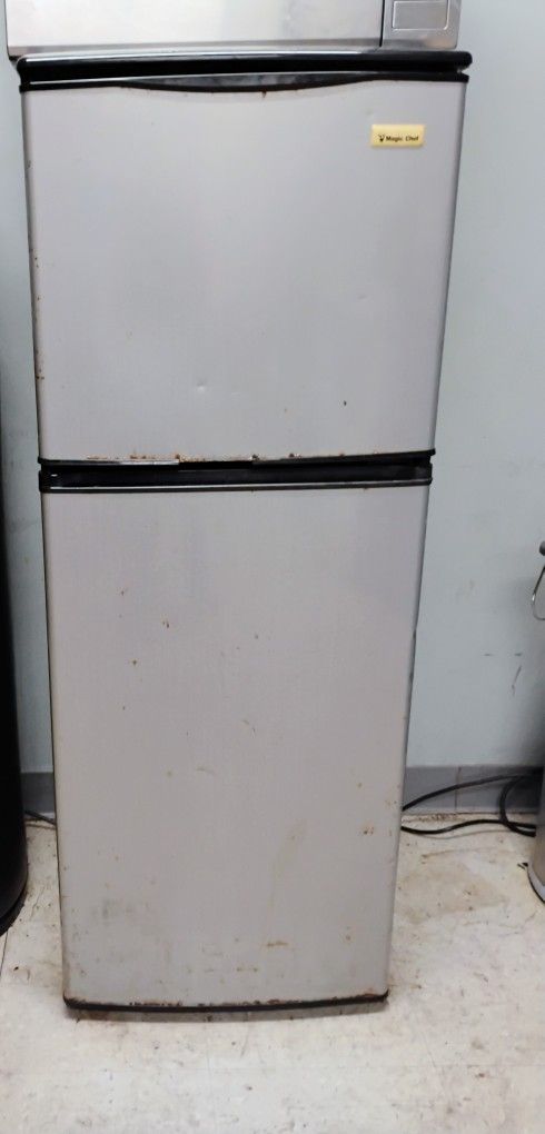 Refrigerator/Freezer Magic Chef model MCBR402S