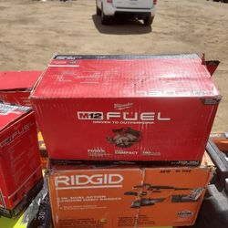 Milwaukee
 
M12 FUEL 12V Lithium-lon
Brushless 5-3/8 in. Cordless
Circular Saw (Tool-Only)