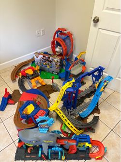 Monster Jam/ Hot wheels tracks