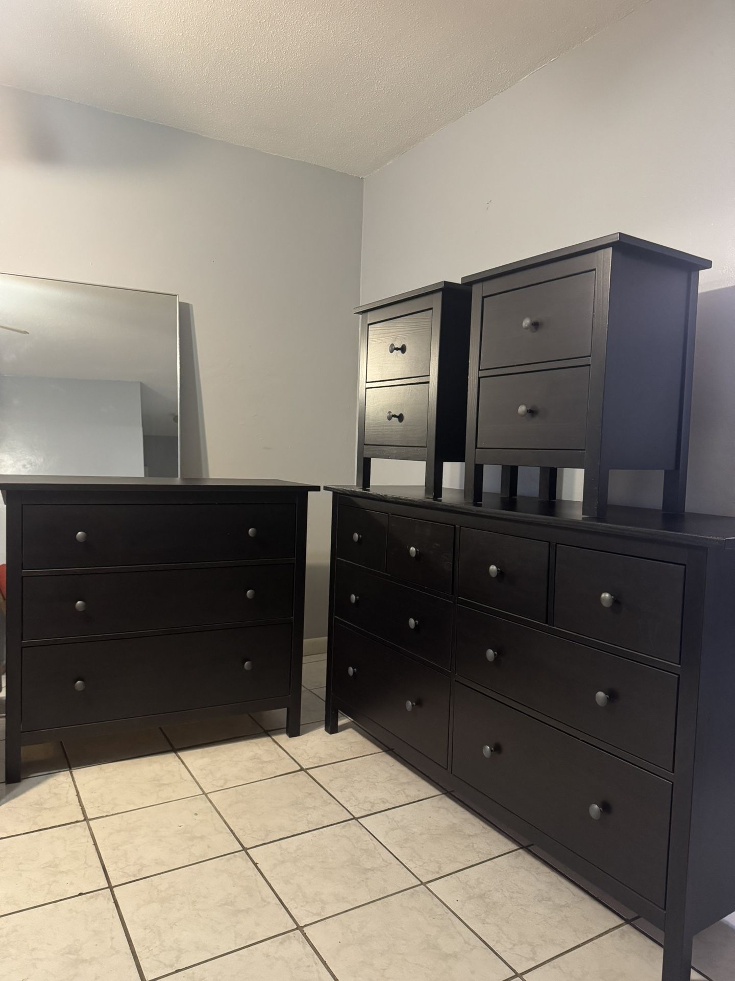 Dresser chest And Nightstands 4 Pieces