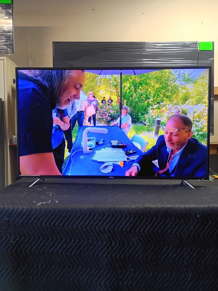 65 Inch 4k Roku Smart TCL Beautiful Tv Comes With Remote Control Shows Great Picture Works Fantastic Guaranteed