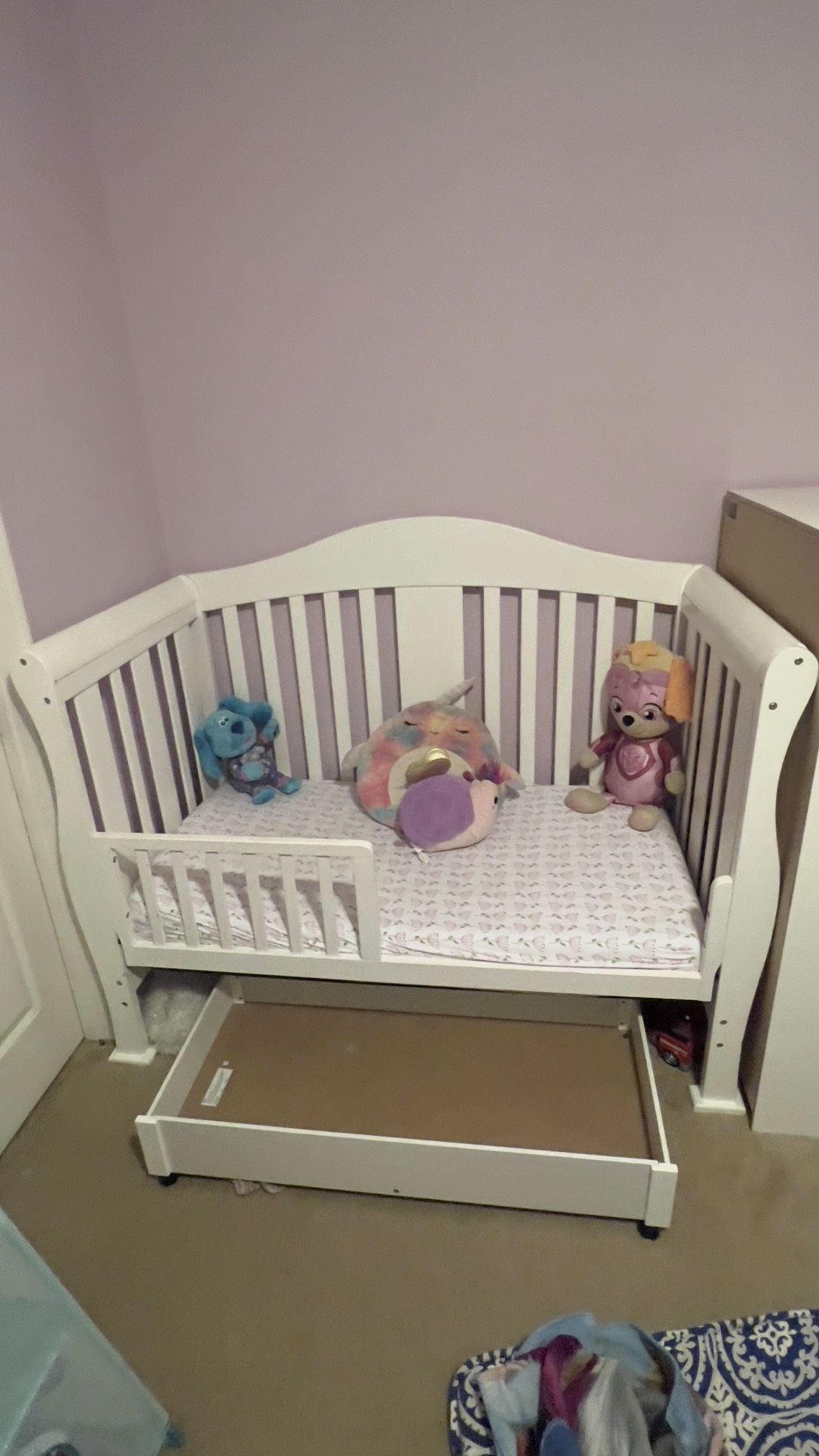 Da Vinci Valerie Convertible Crib/Toddler in White And Changing table