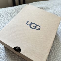 Size 6 Women’s Ugg sneakers lo lowmel