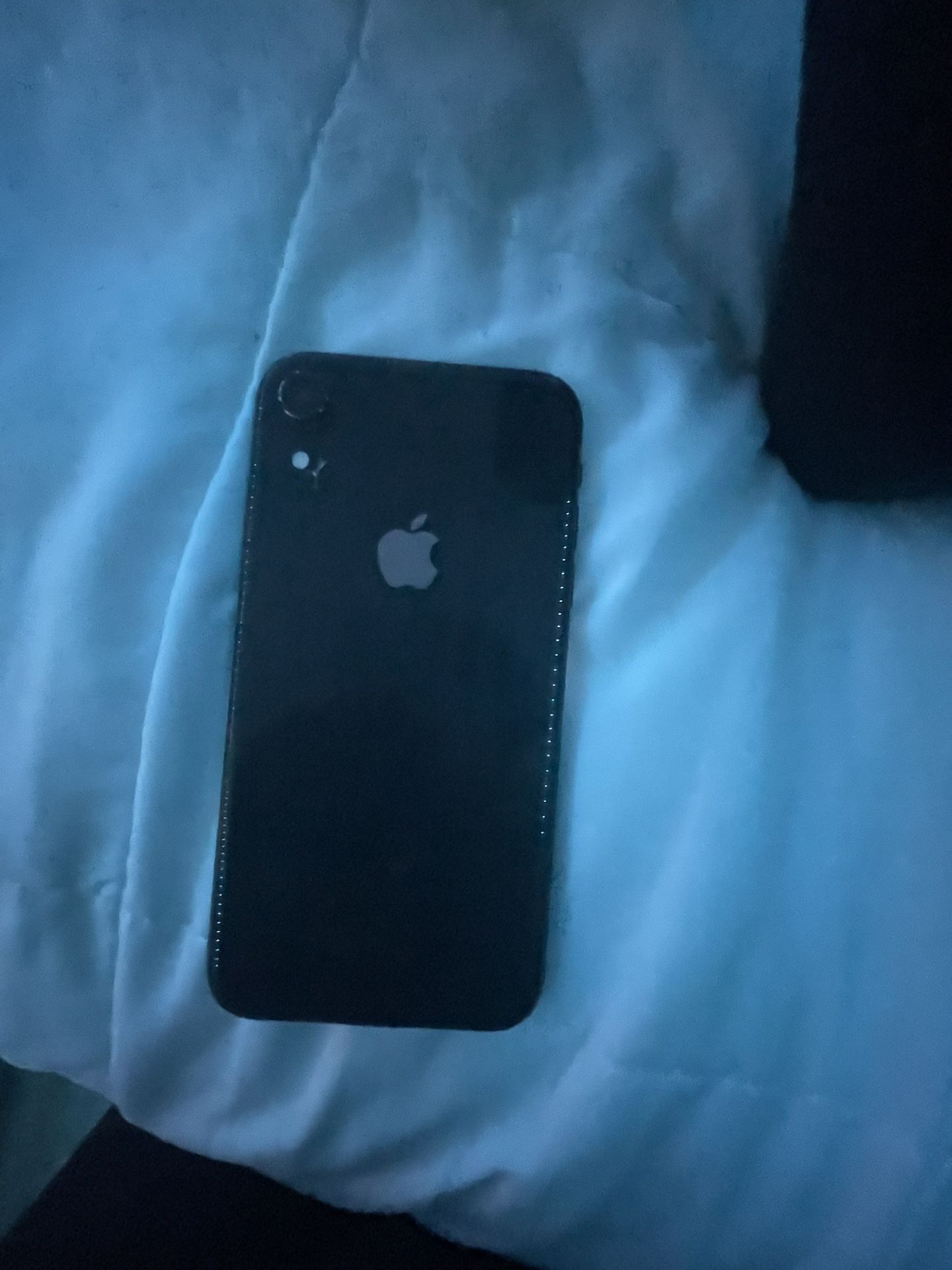 iphone xr good condition unlocked to any carrier has one crack in the back but its a small line