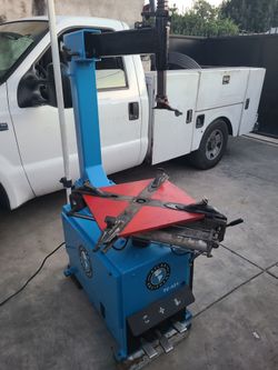 Tire Machine with Rim Clamp Design