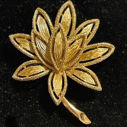 Vintage Avon Textured Gold Tone Flower Brooch