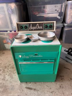 1960’s Suzy Homeaker Oven with Box and Accessories i
